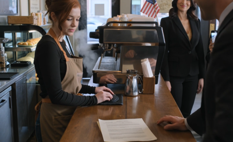 A szüleim négy évre kitöröltek, aztán besétáltak a kávézómba, és úgy mosolyogtak a vendégeimre, mintha az övék lenne a hely – Apám lecsapott egy szerződést a pultra, és azt mondta: „Írj alá 15% feletti összeget, vagy ma este felhívom a főbérlődet.”