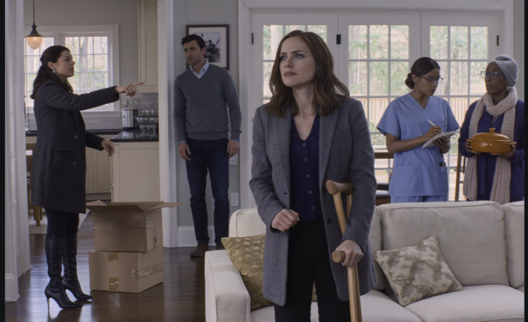 „Keress más helyet, ahol meghalhatsz.” – mondta a nővérem három nappal a szüleink temetése után, miközben a költöztető dobozokkal az ajtóban állt, miközben én egy bottal tartottam magam a házban, amelynek védelmében két évig segítettem. De amikor megtaláltam apám kézzel írott levelét egy régi ügyvédi névjegy hátulján, rájöttem, hogy nem engem akar eltemetni velük. Csak meg akart előzni valamit.