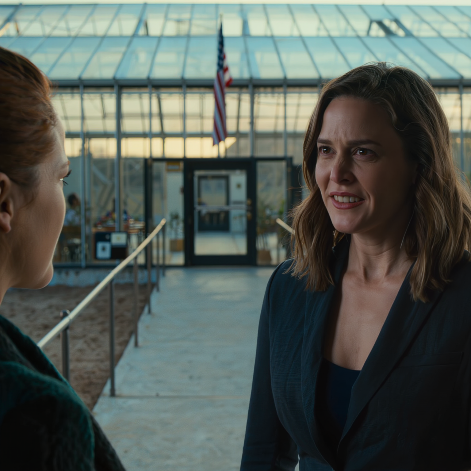 A húgom lerombolta a 100 000 dolláros üvegházamat, hogy „leckét tanítson nekem”, miután nem voltam hajlandó felvenni. Elővettem a biztonsági felvételeket és szembesítettem vele, anya ragaszkodott hozzá, hogy „családon belül intézzük el”, apa pedig megpróbálta egy csekkel lezárni az egészet. Én nemet mondtam és elmentem. Most azt ordítozzák a telefonon, hogy szívtelen vagyok – miért hívnám a rendőrséget?