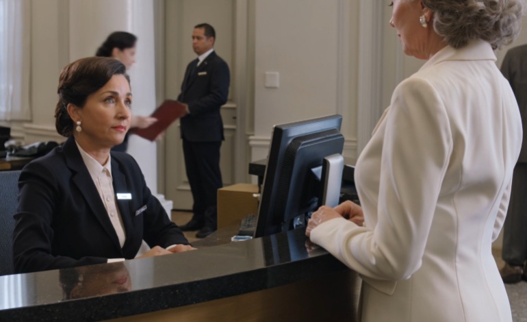 Percekkel a válás véglegessé válása után az összes dollárt kivettem a céges számláról, és napkeltekor a volt anyósom már a bankban volt, és 200 000 dollárt követelt az új vagyonára – egészen addig, amíg a pénztáros fel nem nézett, és azt nem mondta: „Sajnálom, asszonyom, ezt a számlát teljesen kiürítették.” Azt hitte, én vagyok az a csendes feleség, akit kitörölhetnek, de a dohányzóasztalomon lévő piros mappa egy olyan igazságot rejtett, amire a családja soha nem számított.