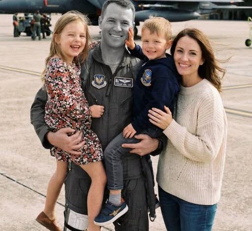 A fiam karácsonyt ígért, engem pedig órákig várakoztattam a repülőtéren. Amikor a felesége idegennek nevezett az ajtajuknál, otthagytam egy üzenetet, és három nappal később attól féltek, hogy mit írt.