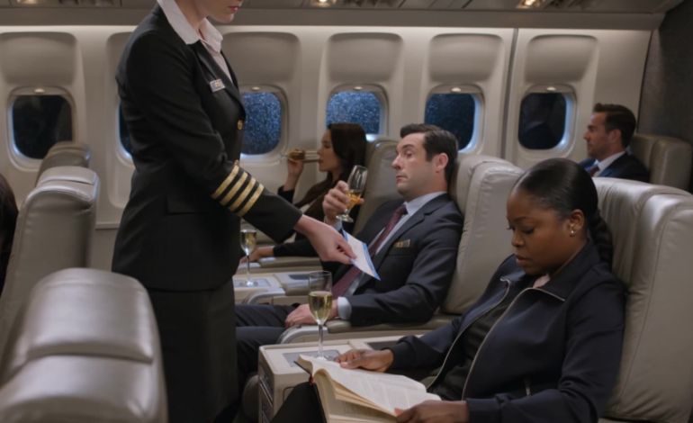 A légiutas-kísérő úgy nézett a csendes nőre a 2A-ban, mintha nem oda tartozna, és egy ideig az egész kabin egyetértett ebben, mígnem egy erőszakos pillanat a hosszú sétát hátrafelé olyanná változtatta, amit senki sem fog elfelejteni azon a gépen.