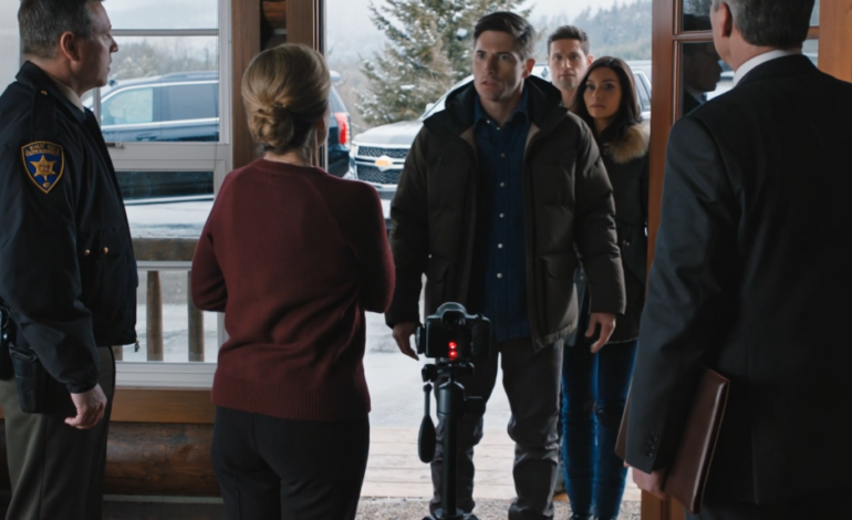 Az ötödik karácsonyon egymás után „elfelejtettek” meghívni, így egyedül vezettem a kis hegyi házikóba, amit évekig gúnyoltak. Amikor a gyerekeim egy héttel később végre megjelentek, és azt várták, hogy kinyitom az ajtót, egy rendőrt találtak, egy már mozgó kamerával, és az ügyvédemet mellettem állva egy zöld dobozzal, tele mindennel, amiről azt hitték, soha nem fogom bebizonyítani.