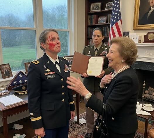 – Nem látunk itt szívesen – mondta apám a veteránok bankettjén keresztül, és amikor a csillárok alatt, a tisztek, az adományozók és anyám előtt megütött, a haditengerészeti zenekar elhallgatott, a kávéfelszolgálás lefagyott, én pedig a kesztyűmet a teljes nevemmel ellátott ültetőkártya mellé tettem, és halkan válaszoltam: – Akkor miért vár még rám a helyem ma este?