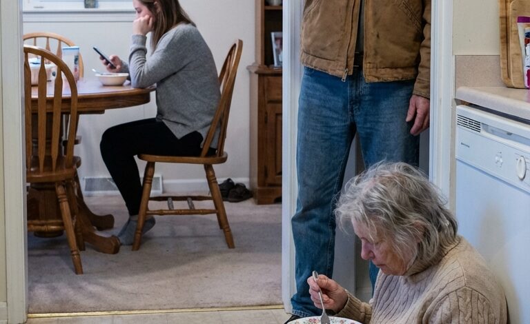 Korán értem haza, csendre számítottam – aztán lefagytam. A 80 éves anyám a hideg padlón ült, és úgy evett, mintha nem tartozna sehova. A menyasszonyom azt mondta, nincs szüksége különleges bánásmódra. „Ő az anyám” – mondtam. De elfordított tekintete elárulta, hogy ez nem az első alkalom – és túl későn érkeztem.