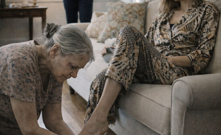 A fiam menyasszonya arra kényszerítette 78 éves anyját, hogy térdeljen le és súrolja meg a lábát a saját házában. Azt hitte, senki sem fogja látni a megaláztatást. De megszólalt a csengő – és az ott álló férfi mindent megváltoztatott.