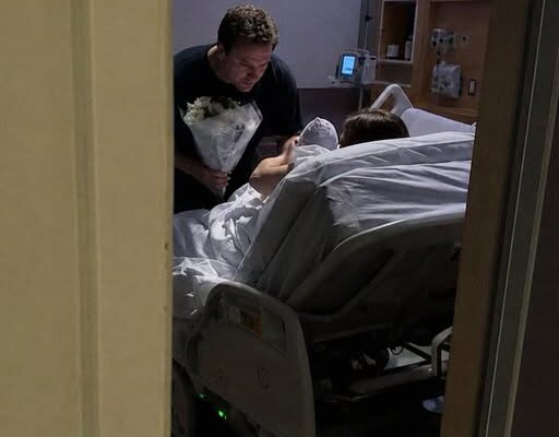 Csukva tartottam a szemem, és nyugodtan lélegztem, miközben a férjem a kórházi ágyam fölé hajolt, és azt suttogta: „Ha meghal, minden a miénk lesz.” A szeretője nevetett. Meghűlt bennem a vér – de aztán a nővér megdermedt, rájuk nézett, és azt mondta: „Minden szót hall.” Nem mozdultam. Nem szólaltam meg. De akkor, ahogy az arca elsápadt, rájöttem, hogy nem én vagyok az, aki mindent elveszít…