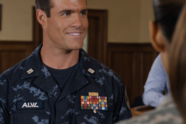 A VFW Csarnokban nyugalmazott ezredes apám egy fiatal Navy SEAL vállára tette a kezét, és mindenkinek azt mondta, hogy az olyan férfiak, mint ő, „igazi harcosok”, míg én csak a lánya voltam, aki pixeleket nyomkodott valami légierő bunkerben. Az öreg veteránok nevettek, apa pedig egyenesen rám nézett, mintha hálásnak kellene lennem, hogy csendben ülhetek a sarokban. Aztán a SEAL meghallotta egy titkos küldetés hívójelét, elsápadt, és úgy nézett rám, mintha most jött volna rá, ki mentette meg az életét.