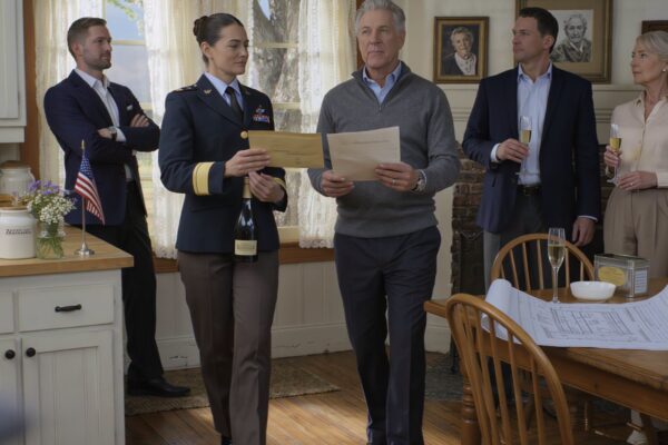 A családom megszavazta a nagymamám parasztházának eladását 2,8 millió dollárért, a bátyám pezsgőt ivott a konyhában a fejlesztőkkel, az apám pedig mosolygott: „A többség győzött” – aztán kinyitottam egy borítékot, és a befektető abbahagyta a mosolygást